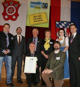 v.l.n.r. Ingo Bernard, Landrat Marco Scherf, Fairtrade Ehrenbotschafter Manfred  Holz, Claudia Winter, Antonia Sommer, Bürgermeister Siegfried Scholtka vorne: Horst Markert und Robert Faust