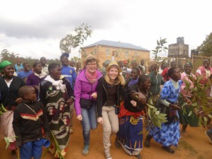 reginas-beim-tanzen-mit-afrikanern