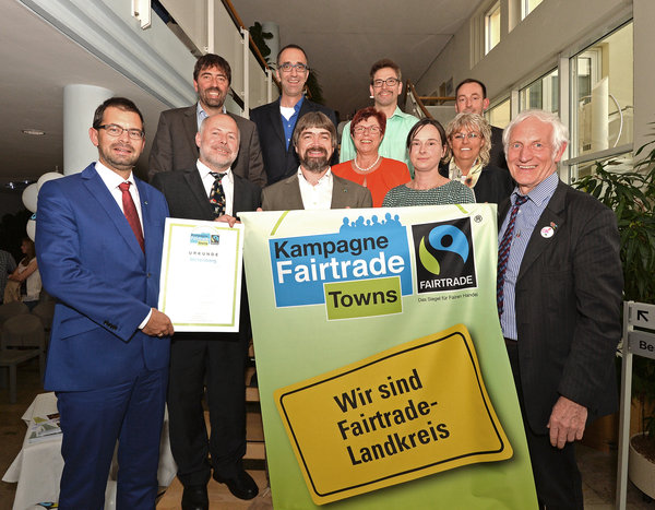 Sie stehen für die Verknüpfung von regionalem und globalem Denken: Landrat Jens Marco Scherf, Harald Blankart (vorne von links), Fairtrade-Ehrenbotschafter Manfred Holz (rechts) und die Mitglieder der Steuerungsgruppe. 